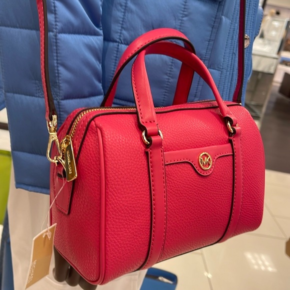 Michael Kors Travel Small Duffle Leather Crossbody Satchel Electric Pink
NWT - Picture 14 of 16